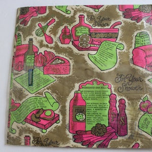 K&ouml;nnte beinhalten: Ein vintage braunes und pinkfarbenes Geschenkpapier mit einem sich wiederholenden Muster aus K&uuml;chenutensilien, Lebensmitteln und Rezepten. Das Papier zeigt den Text "For Your Shower", der sich &uuml;ber das gesamte Design wiederholt.