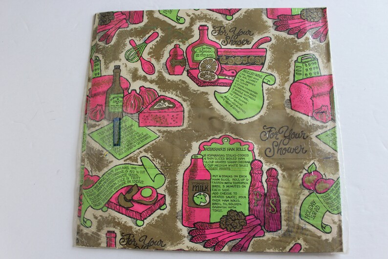 K&ouml;nnte beinhalten: Ein vintage braunes und pinkfarbenes Geschenkpapier mit einem sich wiederholenden Muster aus K&uuml;chenutensilien, Lebensmitteln und Rezepten. Das Papier zeigt den Text "For Your Shower", der sich &uuml;ber das gesamte Design wiederholt.