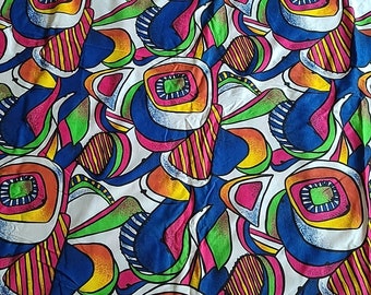 Könnte beinhalten: Abstrakter Stoff mit einem sich wiederholenden Muster aus bunten geometrischen Formen. Die Formen sind hauptsächlich Kreise, Quadrate und Dreiecke und sind in einem zufälligen, überlappenden Muster angeordnet. Die Farben sind leuchtend und lebendig, darunter Rot, Orange, Gelb, Grün, Blau und Pink.