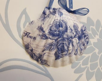 Shabby chic decoupage scallop shell - hand-crafted - up-cycled - pretty and delicate
