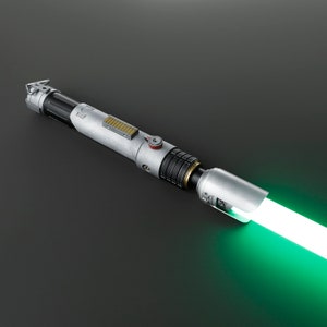 Peut inclure: Un sabre laser argent&eacute; et noir avec une lame verte. Le sabre laser a une poign&eacute;e noire avec une lame argent&eacute;e et un bouton rouge sur le c&ocirc;t&eacute;.