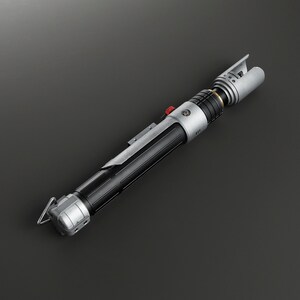 Peut inclure: Un sabre laser argent&eacute; et noir avec un bouton rouge et une lame argent&eacute;e. Le sabre laser est un jouet populaire pour les enfants et les adultes.