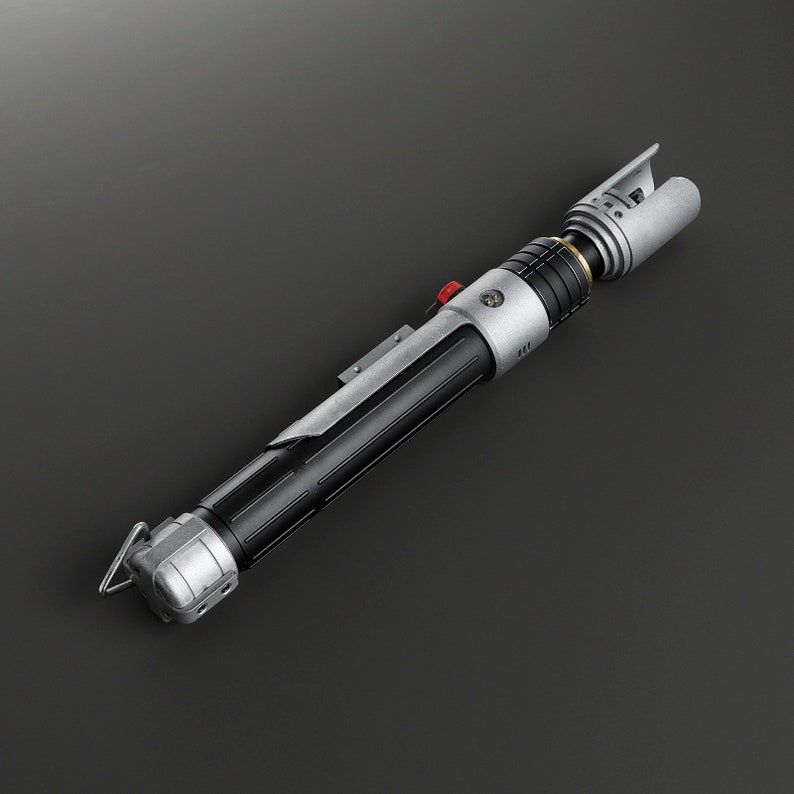 Peut inclure: Un sabre laser argent&eacute; et noir avec un bouton rouge et une lame argent&eacute;e. Le sabre laser est un jouet populaire pour les enfants et les adultes.