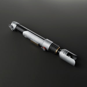 Peut inclure: Un sabre laser argent&eacute; et noir avec un accent dor&eacute; et un bouton rouge. Le sabre laser a une surface textur&eacute;e et une poign&eacute;e noire.