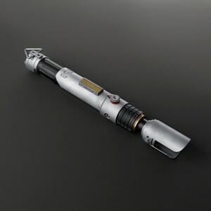 Peut inclure: Un sabre laser argent&eacute; et noir avec un accent dor&eacute; et un bouton rouge. Le sabre laser est sur un fond noir.