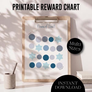Op de afbeelding: Een printbare beloningskaart op een houten klembord met een raster van blauwe en lichtblauwe cirkels en sterren. De kaart bevat de tekst Reward Chart, Name, Start, Reward, You Did It en Your Reward. Een pennenhouder en boeken staan ernaast.