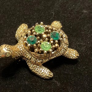 Vintage Gold-Tone Turtle Brooch with Green Rhinestones – Unique & Eye-Catching Jewelry