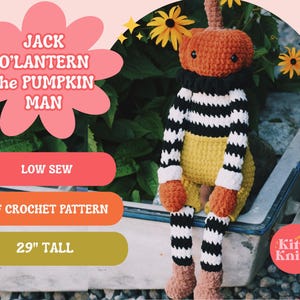 Puede incluir: Muñeca Jack O'Lantern de ganchillo hecha a mano con cabeza de calabaza naranja, cuerpo a rayas blancas y negras y falda amarilla. La muñeca mide 73,66 cm de alto. La imagen incluye el texto "Jack O'Lantern the Pumpkin Man".