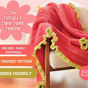 Puede incluir: Manta de ganchillo de dos tonos en rojo y rosa, con un borde con volantes verde lima, sobre una silla. El texto de la imagen dice: "The Totally Two-Tone Throw", "One Size - Easily Adjustable", "PDF Crochet Pattern", y "Beginner Friendly".