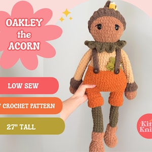 Puede incluir: Se presenta una muñeca de ganchillo llamada "Oakley the Acorn", de 68,5 cm de altura. La muñeca tiene una gorra de bellota marrón, brazos color beige y pantalones naranjas. La imagen incluye el texto "Low Sew" y "PDF Crochet Pattern."