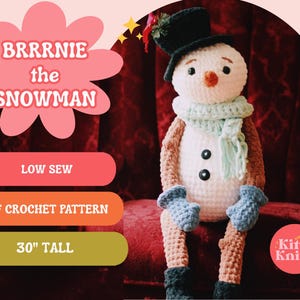 Puede incluir: Un muñeco de nieve de ganchillo hecho a mano llamado "Brrnie" con un sombrero de copa negro, mitones azules y una bufanda verde claro. El muñeco de nieve mide 76 cm de alto y tiene una nariz de zanahoria y ojos de botón negros. El texto dice "PDF Crochet Pattern".