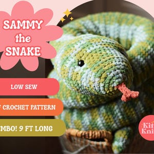 Puede incluir: Un gran juguete de serpiente de ganchillo en tonos verdes, blancos y amarillos, con una lengua roja. La imagen incluye el texto "SAMMY the SNAKE", "LOW SEW", "PDF CROCHET PATTERN" y "JUMBO! 274 cm de largo".