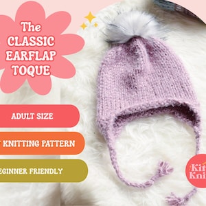 Puede incluir: Un gorro de orejeras de punto lila con un pompón blanco esponjoso. El gorro tiene orejeras con borlas. El texto en la imagen dice "The Classic Earflap Toque", "Adult Size", "PDF Knitting Pattern" y "Beginner Friendly".