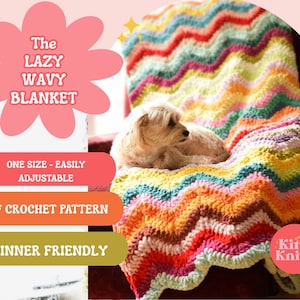 Puede incluir: Una colorida manta con estampado ondulado en tonos naranja, amarillo, verde, rosa y azul está sobre una silla. La manta está etiquetada como "The Lazy Wavy Blanket" y se describe como "One Size - Easily Adjustable", un "PDF Crochet Pattern" y "Beginner Friendly". Un perro pequeño descansa sobre la manta.