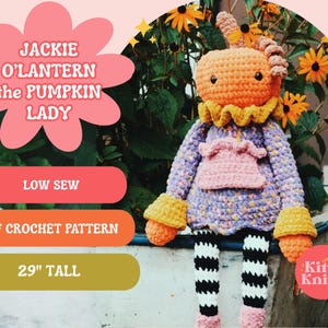 Puede incluir: Muñeca de ganchillo hecha a mano llamada Jackie O'Lantern the Pumpkin Lady. La muñeca es naranja, morada y amarilla, con piernas a rayas blancas y negras. La muñeca mide 73,66 cm de altura. La imagen incluye el texto "LOW SEW" y "PDF CROCHET PATTERN".
