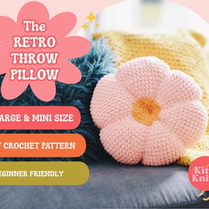 Puede incluir: Un cojín decorativo rosa en forma de flor con un centro amarillo, apoyado sobre una superficie azul. El texto "The Retro Throw Pillow" se muestra encima del cojín, con texto adicional que indica "Large & Mini Size", "PDF Crochet Pattern" y "Beginner Friendly".