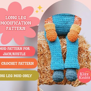 Pode incluir: Um padrão de crochê para uma modificação de pernas longas com o texto LONG LEG MODIFICATION PATTERN, MOD PATTERN FOR JACK/RUSTLE, PDF CROCHET PATTERN e LONG LEG MOD ONLY. A imagem mostra um par de pernas de crochê azuis com punhos laranja.