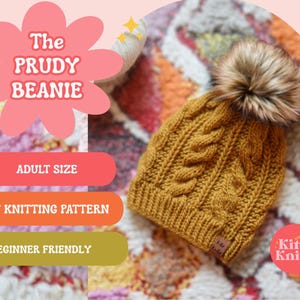 Puede incluir: Gorro tejido de color amarillo mostaza con diseño de punto trenzado y pompón de piel sintética. La imagen muestra el texto "The Prudy Beanie", "Talla adulta", "Patrón de tejido PDF" y "Para principiantes".