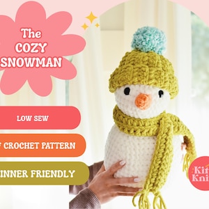 Puede incluir: Un muñeco de nieve tejido a mano con gorro y bufanda amarillos y un pompón azul. El muñeco de nieve tiene una nariz de zanahoria y ojos negros. La imagen incluye texto que dice "The Cozy Snowman", "Low Sew", "PDF Crochet Pattern" y "Beginner Friendly".