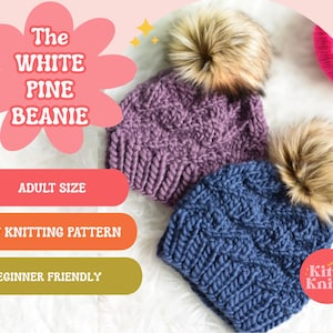 Puede incluir: Dos gorros de punto, uno morado y otro azul, cada uno con un pompón de piel sintética. La imagen incluye el texto "The White Pine Beanie", "Adult Size", "PDF Knitting Pattern" y "Beginner Friendly".
