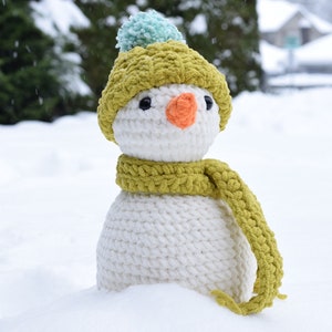 Przytulny wzór na szydełkowego bałwana, łatwy wzór na bałwana amigurumi, świąteczny wzór szydełkowy, zimowy wzór szydełkowy, zimowy pluszowy miś szydełkowy zdjęcie 9