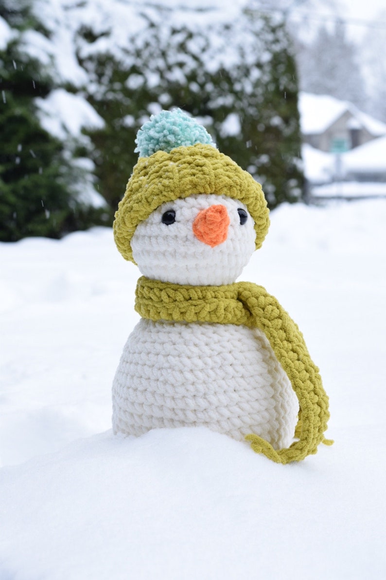 Przytulny wzór na szydełkowego bałwana, łatwy wzór na bałwana amigurumi, świąteczny wzór szydełkowy, zimowy wzór szydełkowy, zimowy pluszowy miś szydełkowy zdjęcie 9