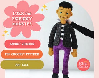 Op de afbeelding: Een gehaakte monsterpop met zwart haar, een geel gezicht en gestikte monddetails. Het draagt een donkergrijs jasje, een zwart-wit gestreept shirt en een paarse broek. Tekst: LURK the FRIENDLY MONSTER, JACKET VERSION, PDF CROCHET PATTERN, 38" TALL.
