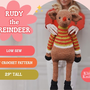Puede incluir: Un reno de ganchillo hecho a mano llamado "Rudy" con una nariz roja, que lleva un suéter a rayas. El peluche es marrón, con detalles blancos y pezuñas negras. La imagen incluye el texto "Rudy the Reindeer", "Low Sew", "PDF Crochet Pattern" y "73.66 cm de alto".