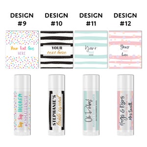 Puede incluir: Cuatro dise&ntilde;os diferentes para etiquetas de b&aacute;lsamo labial. Los dise&ntilde;os presentan confeti de colores, rayas blancas y negras, rayas azules y blancas y rayas rosas y blancas. El texto en las etiquetas incluye "Sip Sip Hooray! #EMMATURNS18", "STEPHANIE'S bride squad", "Oh Baby! MARDI'S BABY SHOWER 30 DECEMBER 2021", y "Hugs & Kisses FROM THE SOON TO BE Mrs Smith".