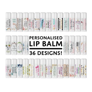 Puede incluir: Treinta y seis dise&ntilde;os diferentes de tubos de b&aacute;lsamo labial personalizados. Los tubos son blancos con etiquetas coloridas que presentan varios dise&ntilde;os y textos. Algunos de los dise&ntilde;os incluyen patrones florales, temas relacionados con la boda y celebraciones de cumplea&ntilde;os.