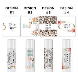 Puede incluir: Cuatro dise&ntilde;os diferentes para etiquetas de b&aacute;lsamo labial. El primer dise&ntilde;o presenta un anillo con una piedra azul y el texto "Natatie's I Do Crew 15 March 2022". El segundo dise&ntilde;o presenta un ciervo y el texto "Olivia Turns Two". El tercer dise&ntilde;o presenta un estampado de leopardo y el texto "Thank you for celebrating alyssa's 30th". El cuarto dise&ntilde;o presenta una corona de flores y el texto "Erica + James 23 September 2022".