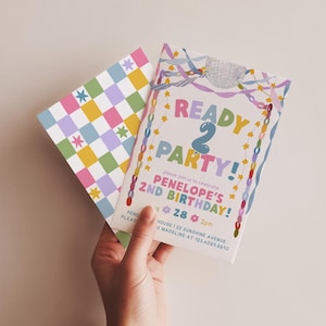 Op de afbeelding: Twee rechthoekige uitnodigingskaarten. De ene heeft een kleurrijk ruitpatroon met kleine sterretjes. De andere toont de tekst READY 2 PARTY! PENELOPE'S 2ND BIRTHDAY, versierd met illustraties van slingers, een discobal en sterren.