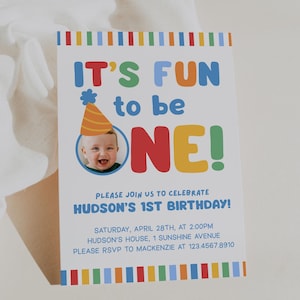 Pu&ograve; includere: Un invito di compleanno colorato con la scritta "IT'S FUN to be ONE!" e una foto di un bambino sorridente con un cappello da festa. L'invito include i dettagli dell'evento: data, ora, luogo e informazioni RSVP.
