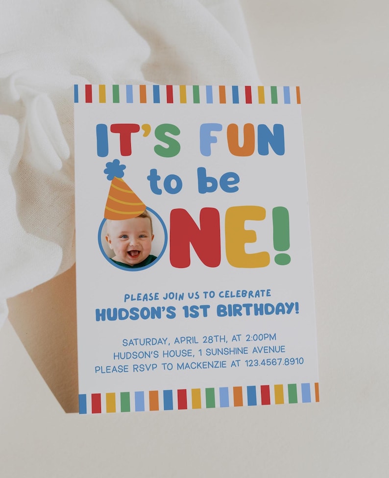 Pu&ograve; includere: Un invito di compleanno colorato con la scritta "IT'S FUN to be ONE!" e una foto di un bambino sorridente con un cappello da festa. L'invito include i dettagli dell'evento: data, ora, luogo e informazioni RSVP.