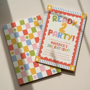 Puede incluir: Dos tarjetas de invitación de cumpleaños rectangulares. Una presenta un patrón de cuadros colorido con estrellas pequeñas. La otra tiene un borde rojo festoneado, bordes a rayas azules y el texto READY 2 PARTY! MAVERICK'S 2ND BIRTHDAY! con los detalles.