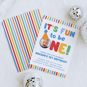 Pu&ograve; includere: Un colorato invito di compleanno con la scritta "IT'S FUN to be ONE!" e una foto di un bambino con un cappello da festa. L'invito ha un design a righe sul retro ed &egrave; circondato da sfere da discoteca.