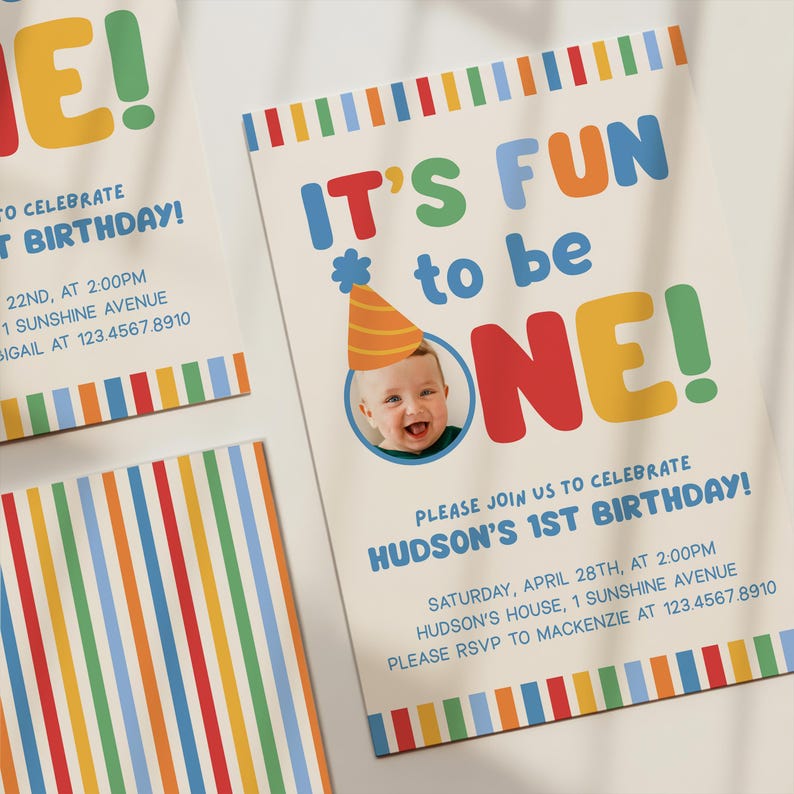 Pu&ograve; includere: Inviti per feste di compleanno con testo colorato e una foto di un bambino con un cappello da festa. Gli inviti dicono "It's Fun to be One!" e includono i dettagli della festa. Il design presenta strisce arcobaleno.