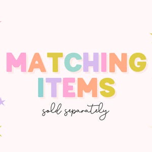 Pu&ograve; includere: Grafica dai colori pastello con le parole "MATCHING ITEMS" in grandi lettere colorate. Sotto, in un carattere pi&ugrave; piccolo e scritto a mano, c'&egrave; scritto "sold separately". Lo sfondo &egrave; rosa chiaro con forme di stelle sparse.