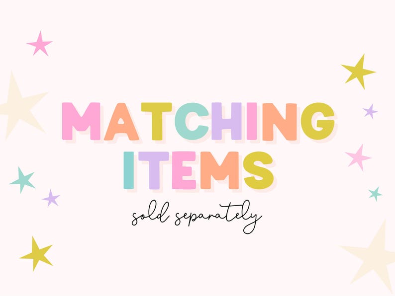 Pu&ograve; includere: Grafica dai colori pastello con le parole "MATCHING ITEMS" in grandi lettere colorate. Sotto, in un carattere pi&ugrave; piccolo e scritto a mano, c'&egrave; scritto "sold separately". Lo sfondo &egrave; rosa chiaro con forme di stelle sparse.