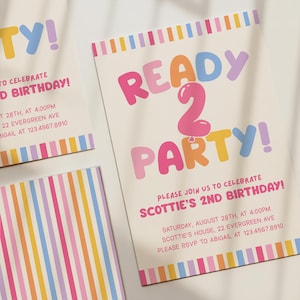 Op de afbeelding: Feestuitnodigingen met kleurrijke tekst en gestreepte randen. De belangrijkste uitnodiging luidt "READY 2 PARTY!" in bubbelletters, met details voor een tweede verjaardag. Extra kaarten hebben vergelijkbare ontwerpen.