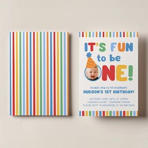 Pu&ograve; includere: Due inviti di compleanno. Uno presenta strisce verticali rosse, blu, gialle e verdi. L'altro dice "IT'S FUN to be ONE!" con una foto di un bambino con un cappello da festa. L'invito &egrave; per il 1&deg; compleanno di Hudson.