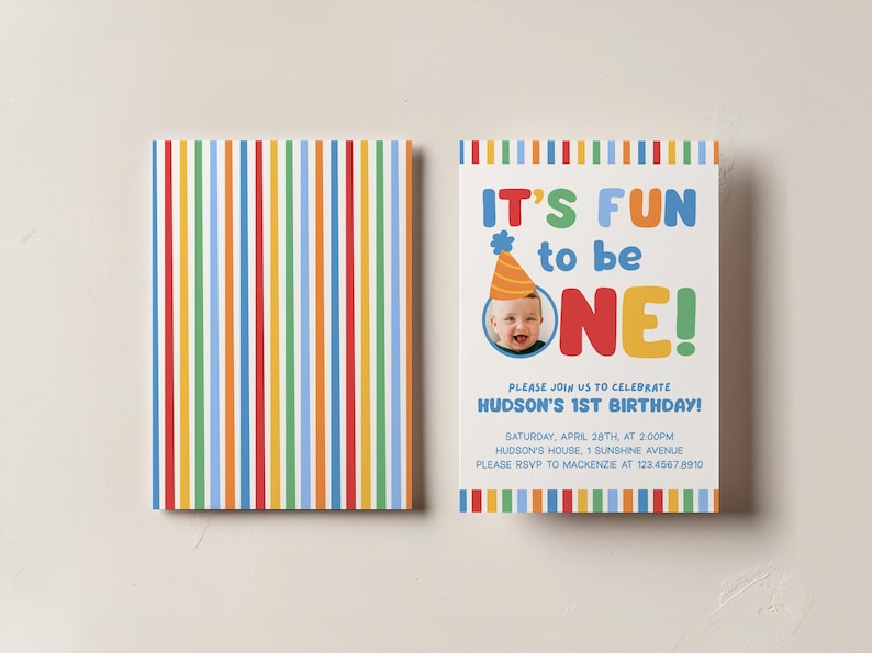 Pu&ograve; includere: Due inviti di compleanno. Uno presenta strisce verticali rosse, blu, gialle e verdi. L'altro dice "IT'S FUN to be ONE!" con una foto di un bambino con un cappello da festa. L'invito &egrave; per il 1&deg; compleanno di Hudson.