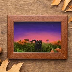 Pode incluir: Uma pintura emoldurada de um gato preto caminhando por um campo de abóboras ao entardecer. O céu é de um roxo e rosa vibrantes com algumas estrelas visíveis.
