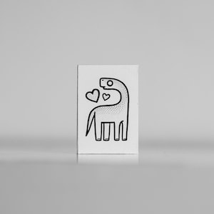 La tarjeta de dinosaurios diminutos - 'Te amo mucho y mucho'