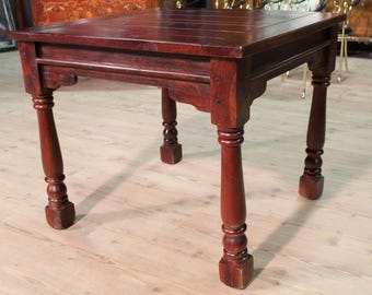 Table carré en bois sculpté