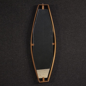 Peut inclure: Un miroir long et ovale avec un cadre en bois. Le miroir a la forme d'un bateau, avec une surface sombre et réfléchissante. Le cadre est de couleur marron clair, et le miroir est suspendu sur un fond sombre.