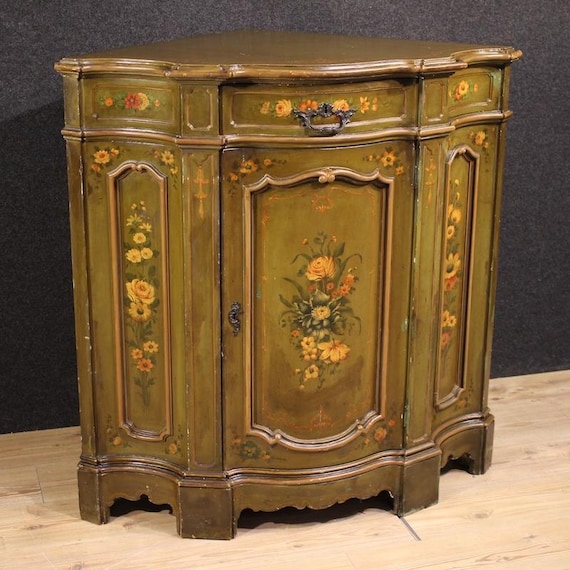 Painted and sculpted corner cupboard in the Venetian style of the 20th century