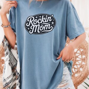 Rockin&#39; Mom Comfort colors T-Shirt, Cool Mom Shirt, Gift for Mother&#39;s Day, Family ReunionTee, Mothers Day Gift, Funny Shirt, Retro Mama
