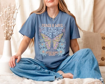 Boho Blumen TShirt | Peace & Love Schmetterling Komfort Colors® Tee | Florales Vintage Style T-Shirt für Frauen