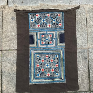 Vintage tribal Hmong teñido a mano batik bordado portabebés de algodón en el área de Mai Chau, al norte de Vietnam